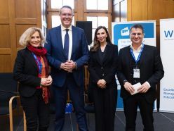 .l.n.r.: Dr. Anna Köbberling (MdL), Ministerpräsident Alexander Schweitzer, Moderatorin Tina Dauster und Prof. Dr. Markus Rudolf.  Quelle: Kai Myller  Copyright: WHU