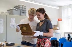 Die Auseinandersetzung mit musealen Objekten steht beim Studium im Mittelpunkt – und um was für ein Objekt es sich hier handelt, wird beim Schnupperwochenende entschlüsselt.  Foto: Lara Müller/HTWK Leipzig
