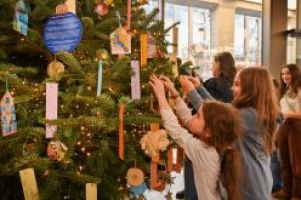 Ein Baum für alle: Der Bochumer Rathaus-Weihnachtsbaum verbindet Nachhaltigkeit und Vielfalt