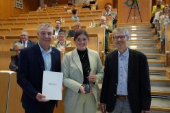 Würdigung der Preisträgerin durch Prof. Dr. Rainer Jung (links) und Dieter Erbslöh Vera Wolff
