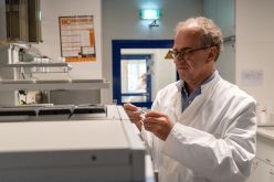 Professor Klaus Kümmerer im Labor  Quelle: Patrizia Jäger  Copyright: Leuphana