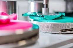 Durch kreisförmige Bewegungen wird in dieser Maschine zur Textilprüfung u.a. die Scheuerfestigkeit geprüft.  Bildquelle: Hohenstein