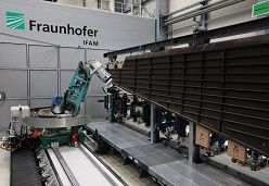 Die neuentwickelte flexible Fräskinematik mit Hybridantrieb auf einer Linearachse bearbeitet hochpräzise ein CFK-Flugzeugseitenleitwerk im 1:1-Maßstab  © Fraunhofer IFAM
