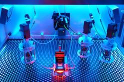 Ein Fluidkreislauf transportiert alle Flüssigkeiten zu den Bioreaktoren und zu dem mittig angeordnetem Mikroskop.  © Fraunhofer ISC