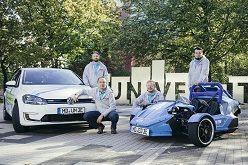 Die Magdeburger Teams der WAVE Austria: Im VW e-Golf sind Sebastian Waldleben (li.) und Dr. Ulf Bergmann (2.v.li.) unterwegs und im eZTR fahren Stefan Lüdecke (2.v.re.) und Kai Seidensticker (re.).  Foto: Harald Krieg/Universität Magdeburg