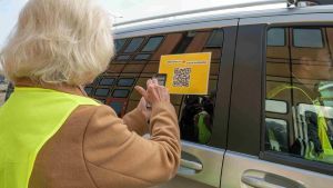 Eine Testperson verschafft sich Zugang zum Fahrzeug per QR-Scan.  Marc Frommer/Fraunhofer FOKUS