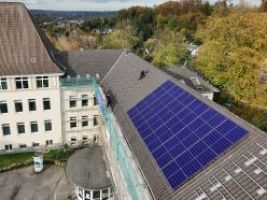 Bochum, Engagement, das sichtbar wird: PV-Anlage auf dem Schuldach