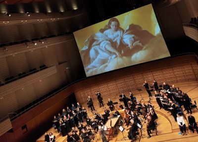 Orchestra und Choir of the Age of Enlightenment im KKL vor Projektionen auf Grossleinwand Foto Edouard Mätzener