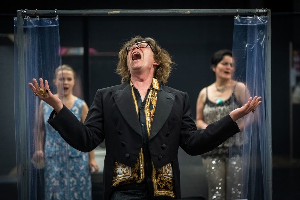 Blaubarts Frauen Szenenfoto von Ingo Hoehn