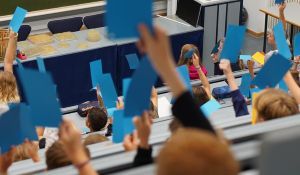 Mit bunten Karten stimmten die Kinder beim Mikroben-Quiz ab  Quelle: Dr. Virginia Geisel  Copyright: Max-Planck für terrestrische Mikrobiologie/Geisel