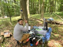 Doktorand Alberto Iraheta bei der neuartigen in-situ Messung stabiler Wasserisotope im Feld. Mit den Messungen kann u.A. die Wasseraufnahmetiefe von Bäumen untersucht werden.  © Matthias Beyer