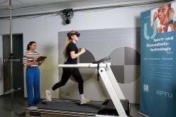 Eva Bartaguiz, Programmmanagerin des weiterbildenden Fernstudiengangs Sport- und Gesundheitstechnologie (li.) und Amelie Herges zeigen: Die Digitalisierung hat im Sport- und Gesundheitssektor längst Einzug gehalten.  Thomas Koziel  RPTU,