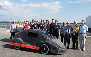 Das studentische Team Lausitz Dynamics der BTU Cottbus-Senftenberg mit Unterstützern und Sponsoren und dem neuen Ernergiesparmobil MAMMUT am Senftenberger Stadthafen.  Multimediazentrum der BTU Cottbus-Senftenberg, Ralf Schuster