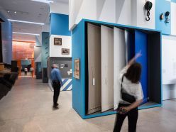 Besuchende in der Schiffswelten-Ausstellung.  Quelle: Nicole Werner  Copyright: DSM / Nicole Werner