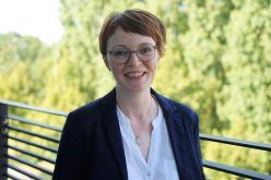 Journalismus-Professorin Katharina Heimeier gehört zu den Professor:innen des Jahres 2025. In einem bundesweiten Wettbewerb belegte sie den zweiten Platz in der Kategorie Geistes-, Gesellschafts- und Kulturwissenschaften.  Quelle: JPR  Copyright: WH