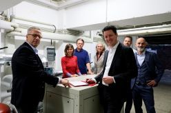 HWR-Präsident Prof. Dr. Jens Hermsdorf (links) und CFM-Geschäftsführer Simon Batt-Nauerz (rechts) unterzeichnen Absichtserklärung über gemeinsame Entwicklung eines kalten Nahwärmenetzes für größtes Universitätsklinikum Europas.  Sylke Schumann  Sylke Schumann / HWR Berlin