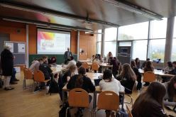 In einem der Workshops beim DemokratieTag der Universität Koblenz setzten sich die Jugendlichen mit den Landtagswahlen im Osten auseinander.  Bild: Universität Koblenz