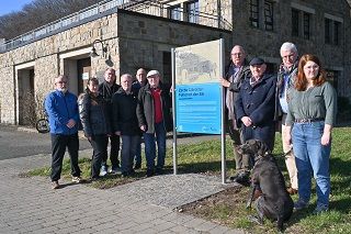 Neue Tafel informiert über historische Bedeutung der ehemaligen Zeche Gibraltar (v.l.) Peter Borgmann (stellv. Bezirksbürgermeister), Gaby Korn (BV Bochum-Süd), Dirk Clemens (Freizeitgesellschaft Metropole Ruhr), Michael Niggemann (VVN-BDA), Thomas Krahforst (Freizeitgesellschaft Metropole Ruhr), Helmut Breitkopf (Bezirksbürgermeister), Dr. Kai Rawe (Leiter des Stadtarchivs), Gerold Stäblein (BV Bochum-Süd), Volker Hauser (stellv. Bezirksbürgermeister), Clara Padberg, (BV Bochum-Süd).