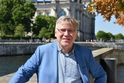 Politikwissenschaftler Prof. Dr. Stephan Bröchler weiß, weshalb politische Kompromisse und Anpassungen von Koalitionsverträgen trotz enttäuschter Erwartungen von Bürgerinnen und Bürgern zum demokratischen Regieren dazugehören.  Quelle: Privat