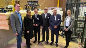 (v.l.n.r.): Prof. Dr. Tobias Bruckmann, Rektorin Prof. Dr. Barbara Albert, Staatssekretär Daniel Sievecke, Prof. Dr. Alexander Malkwitz, Prof. Dr. Dieter Schramm und Dr. Aileen Pfeil.  UDE/Birte Vierjahn