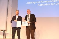 Dr. Klaus Wojczykowski (rechts), Leiter des DGO Fachausschuss Forschung, überreichte Phillip Scherzl, Absolvent der Hochschule Aalen, den Nachwuchsförderpreis 2024 für seine herausragende Masterarbeit.  Sven Hobbiesiefken