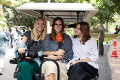 Das journalistische Werkzeug immer mit dabei: Teresa Grabmann, Anne Dahlhoff und Lisa Brück (v. li.)  Emily Fischer