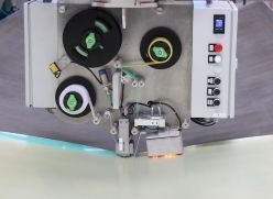 Automatisierte Klebfilm-Applikation in einer Flugzeughaut  Copyright: Fraunhofer IFAM