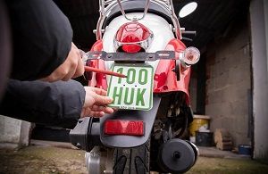 lle Jahre wieder: Kleinkrafträder brauchen ab 1. März ein neues Versicherungskennzeichen. Foto: HUK-COBURG