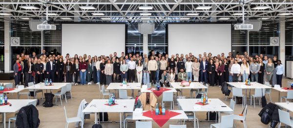Rund 150 Teilnehmende kamen am 9. Dezember 2025 zur Deutschlandstipendien-Vergabefeier in der BlueBox der Hochschule Bochum. Alle waren eingeladen zum Gruppenfoto.