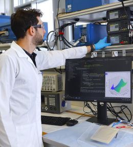 Laboraufbau zur computergestützten Echtzeit-Impedanzmessung an einer Lithium-Ionen-Batteriezelle zur Analyse des Zustands  Copyright: © Fraunhofer IFAM