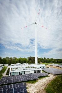 Windenergie- und PV-Anlage auf dem Campus des Fraunhofer ICT  Quelle: Fraunhofer ICT