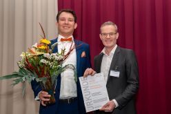 Die Preise der DGNI werden auf dem nächsten Jahreskongress, der ANIM 2026, 04.02. - 09.02.2026 in Dortmund, feierlich überreicht. Hier die Preisvergabe des DGNI Nachwuchsförderungspreises 2025 an Paul V. Naser durch Kongresspräsident Thomas Westermaier.  Quelle: Helge Schubert  Copyright: Conventus