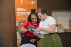 Das Interesse ist groß: Studiengansleiterin Prof.in Denis Bernhard-Banza (l.) und Laura Schümann M.A. bei der Vorbereitung auf eine Informationsveranstaltung in Ruanda Kigali.  Copyright: THD
