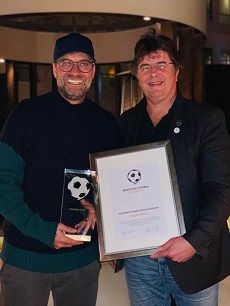 Jürgen Klopp und Roland Bischof bei offizieller Award-Übergabe im St. Regis Hotel in Doha, Qatar