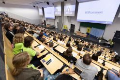 Rund 2.000 Wissenschaftler:innen aus dem In- und Ausland werden zur Jahres- und Frühjahrstagung der Deutsche Physikalische Gesellschaft erwartet, die vom 15. bis 20. März 2026 an der Friedrich-Alexander-Universität Erlangen-Nürnberg (FAU) stattfindet.  Copyright: © DPG / Heupel 2025