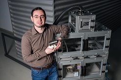 Ingenieur Marco Schott, der als Doktorand im Team von Professor Andreas Schütze an der Wasserstoff-Messzelle arbeitet, zeigt den Hochdruck-Prüfstand, der auf der Hannover Messe zu sehen sein wird. Foto: Oliver Dietze