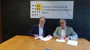 Klaus Effing (r.) und Holger Mühlenkamp bei der Vertragsunterzeichnung  Copyright: Uni Speyer