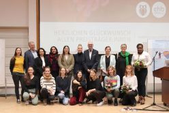 Nominierte Studierende zusammen mit Jurymitgliedern und dem Präsidenten der EHB  Quelle: PÖA/EHB