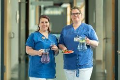 Die Pflegeexpertinnen Katja Kniese (l.) und Kathleen Hartrampf engagieren sich am Uniklinikum Dresden im interdisziplinären Ernährungsteam. Zum Hitzeaktionstag machen sie auf die Gefahren großer Hitze aufmerksam und geben hilfreiche Tipps.  UKD/Michael Kretzschmar