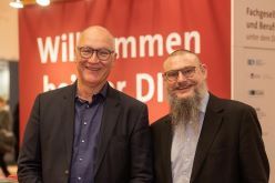 Prof. Stefan Schwab (links) und Thomas van den Hooven  Helmut Biess