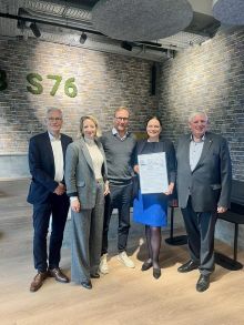 Verleihung der 500. Charta zur Vereinbarkeit von Beruf & Pflege NRW: v.l.n.r: Matthias Mohrmann, Dr. Alexia Zurkuhlen, Dirk Ruiss, Dr. Daniela Büchel, Minister Karl-Josef Laumann  KDA