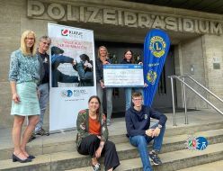Übergabe des Spendenschecks des Leo-Hilfswerks Wanne-Eickel an das Polizeipräsidium Bochum