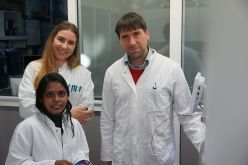 Pavithra Rajkumar mit Katarina Pecić und Prof. Dr. Stefan Kalkhof von der Hochschule Coburg.  Quelle: Andreas T. Wolf  Copyright: Hochschule Coburg