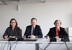 Stadtwerke-Vorständin Dr. Charlotte Beissel (li.) und HSD-Präsidentin Prof. Dr. Edeltraud Vomberg unterzeichneten den Kooperationsvertrag im Beisein von Oberbürgermeister Dr. Stephan Keller.  Otto Schumacher