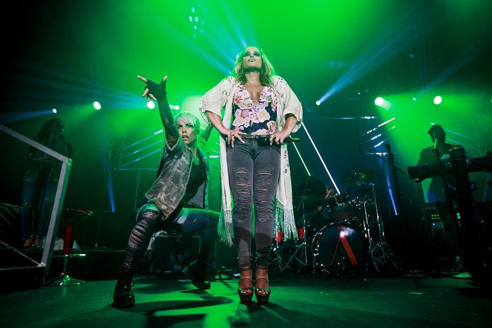 Anastacia mit einer Backgroundsängerin,Tänzerin