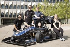 Das FaSTDa-Führungs-Team mit dem neuen Rennwagen F19. Hochschule Darmstadt/Samira Schulz