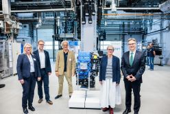 V.l.: Prof. Dr. Astrid Westendorf (Prorektorin UDE), Dr. Peter Beckhaus (Geschäftsführer ZBT), Prof. Dr. Harry Hoster (wiss. Leiter ZBT), Silke Krebs (Staatssekretärin MWIKE), Prof. Dr. Dieter Bathen (Vorstand JRF).  Schuchrat Kurbanov  JRF e.V.