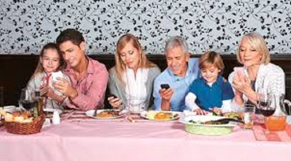 Restaurant mit vielen Handybenutzern