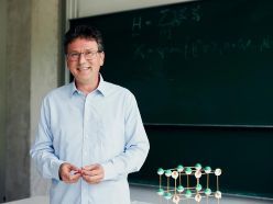 Physikprofessor Dr. Jürgen Schnack von der Universität Bielefeld leitet den Workshop unter anderem zusammen mit der Bielefelder Juniorprofessorin Dr. Luana Caron.  P. Pollmeier  Universität Bielefeld
