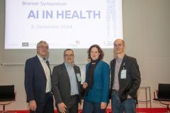 v.l.n.r. Derk Schönfeld, Prof. Dr.-Ing. Rainer Fechte-Heinen, Senatorin Kathrin Moosdorf, Prof. Dr.-Ing. Horst K. Hahn bei der Eröffnung des Bremer Symposiums AI in Health  Jens Lehmkühler  U Bremen Research Alliance